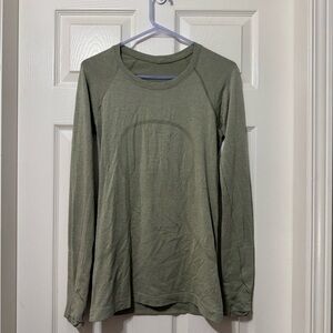 Lululemon swiftly long sleeve size 6 euc